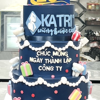 Bánh sinh nhật công ty ba tầng