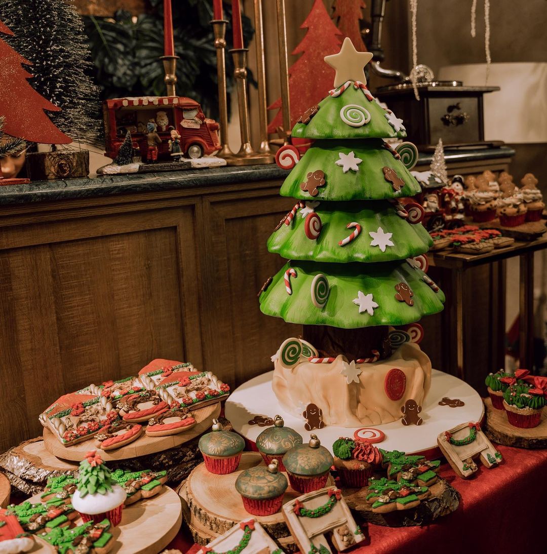 Bánh fondant ngôi nhà ấm áp màu đỏ và ông già Noel vui vẻ mùa giáng sinh -  Bánh Thiên Thần : Chuyên nhận đặt bánh sinh nhật theo mẫu